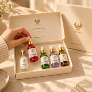 Hand tar en parfymolja ur FENIQSS musk-asken