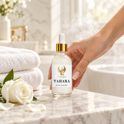 FENIQSS MUSK TAHARA i ett ljust marmorbadrum
