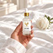 FENIQSS MUSK PURE i handen i ett ljust sovrum