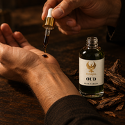 En droppe FENIQSS MUSK OUD på handleden