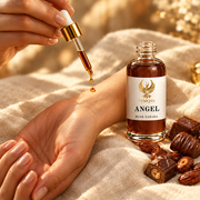 En droppe FENIQSS MUSK ANGEL på handleden